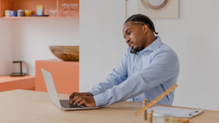 Arrêt de travail du dirigeant : que devient votre entreprise et vos revenus ?