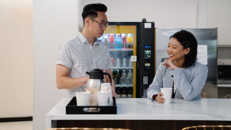 Machine à café en entreprise : achat, location ou full service ?
