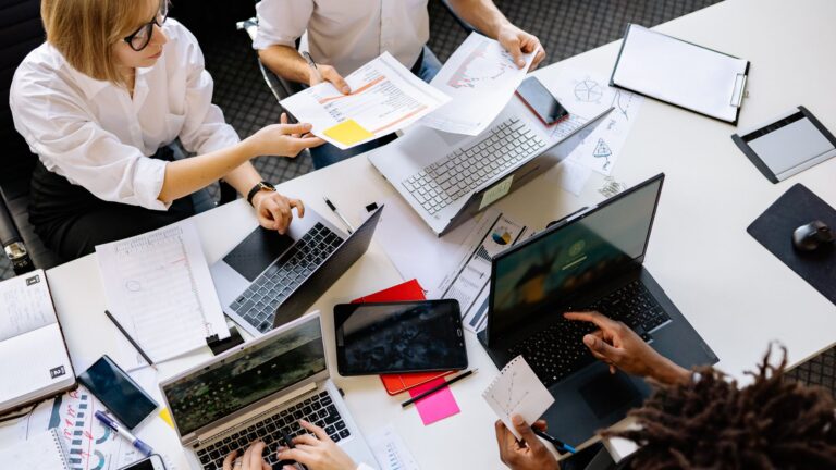 Pourquoi certains patrons testent la semaine de quatre jours sans baisse de salaire et ce qu&rsquo;il en ressort en 2026