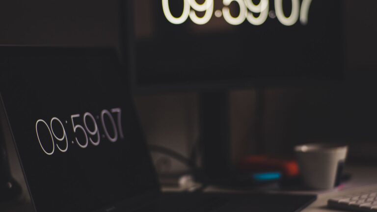 Badgeuse et pointeuse : quelle solution de gestion des temps choisir ?