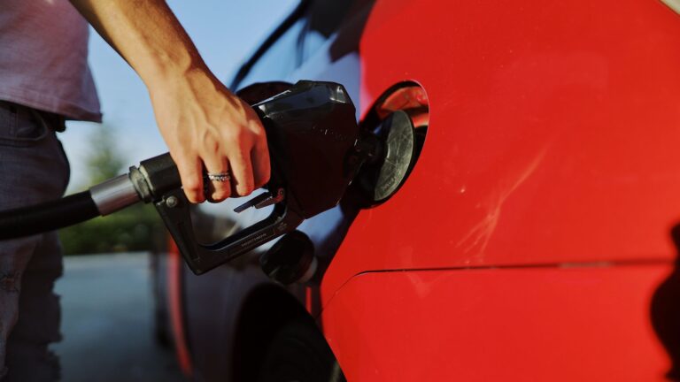 Carte carburant professionnelle : laquelle choisir pour sa flotte ?